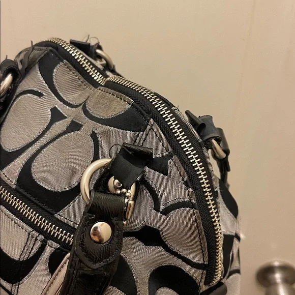 Coach, please check all picture of condition - Picture 14 of 17